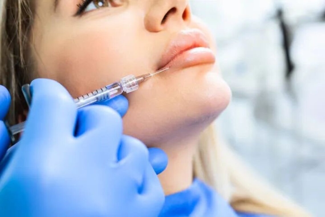 สัมผัสความเพลิดเพลินกับ HYDROIAM Kiss Lip Augmentation RED LIP Hyaluronic Acid Gel กับ B12