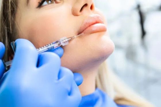 สัมผัสความเพลิดเพลินกับ HYDROIAM Kiss Lip Augmentation RED LIP Hyaluronic Acid Gel กับ B12